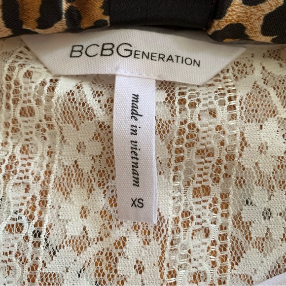 NWOT BCBGeneration Lace Top With Ruffle Sleeve Size XS - Picture 3 of 11